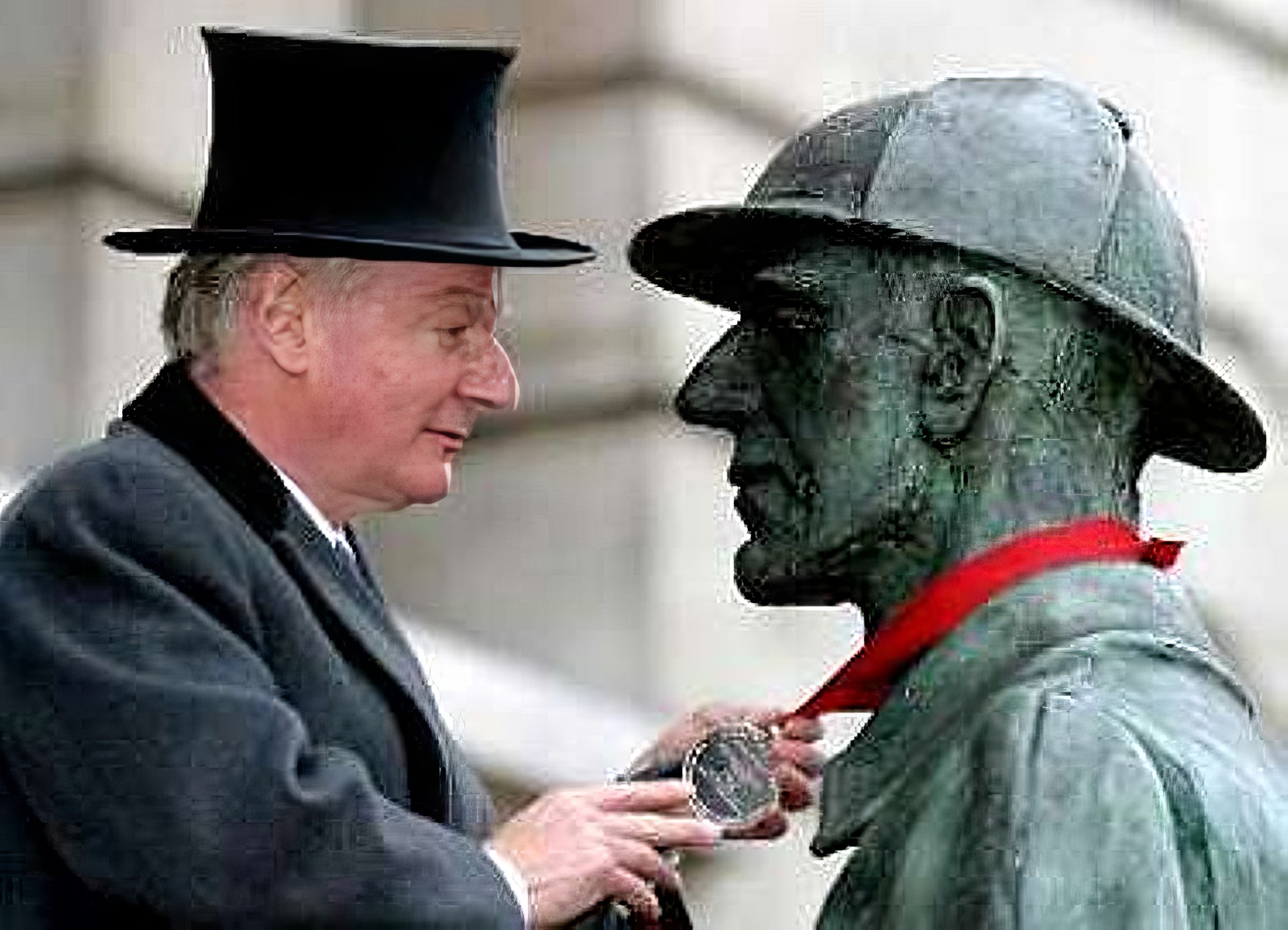 Доктор Джон Уотсон (слева), член Королевского химического общества, возлагает награду на статую Шерлока Холмса у станции метро «Бейкер-стрит» в Лондоне 16 октября 2002 года. Фото Reuters.
