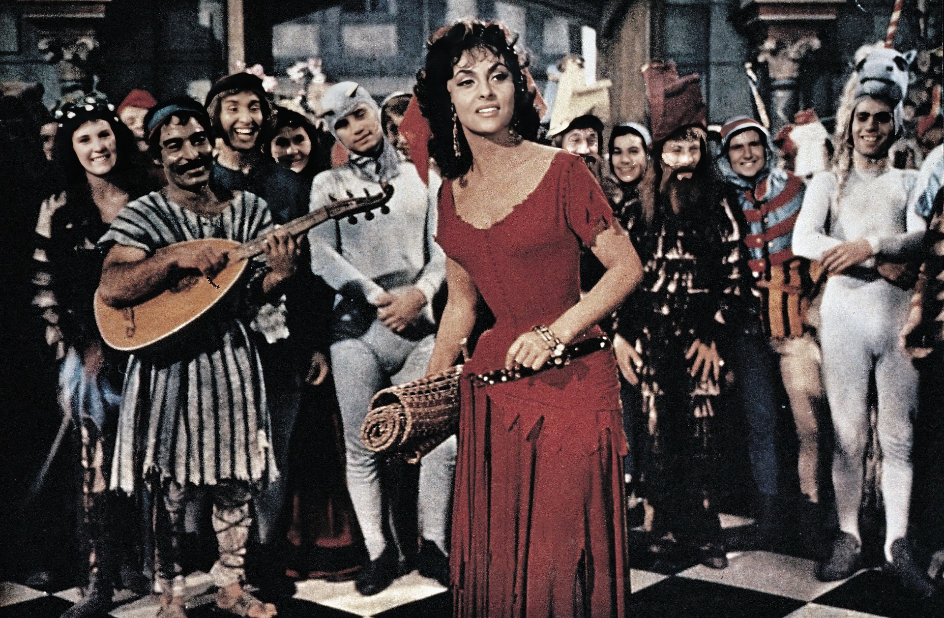 Кадр из фильма «Собор Парижской Богоматери», 1956. В роли Эсмеральды - Джина Лоллобриджида.