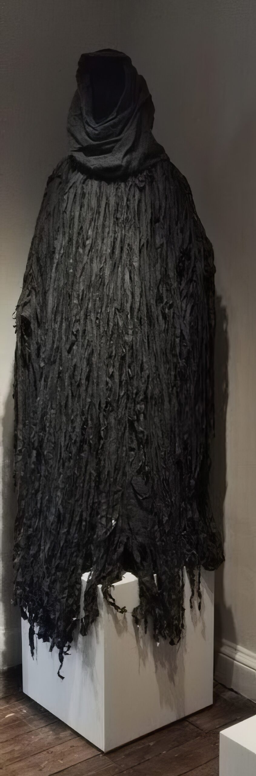 Костюм Призрака грядущего Рождества из фильма «Человек, который изобрёл Рождество» (2017) — выставлен в Музее Чарльза Диккенса.