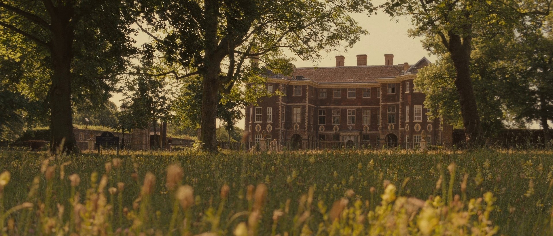 Школа-интернат Хейлшем из романа Кадзуо Исигуро «Не отпускай меня» в одноимённом фильме 2010 года.