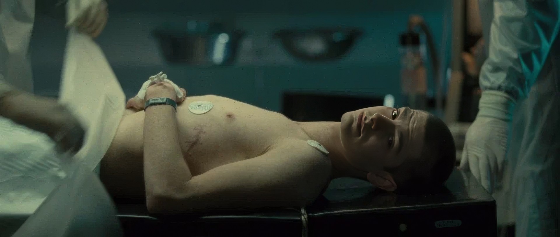 Кадр из британского фильма-антиутопии «Не отпускай меня» (англ. Never Let Me Go), 2010. 
