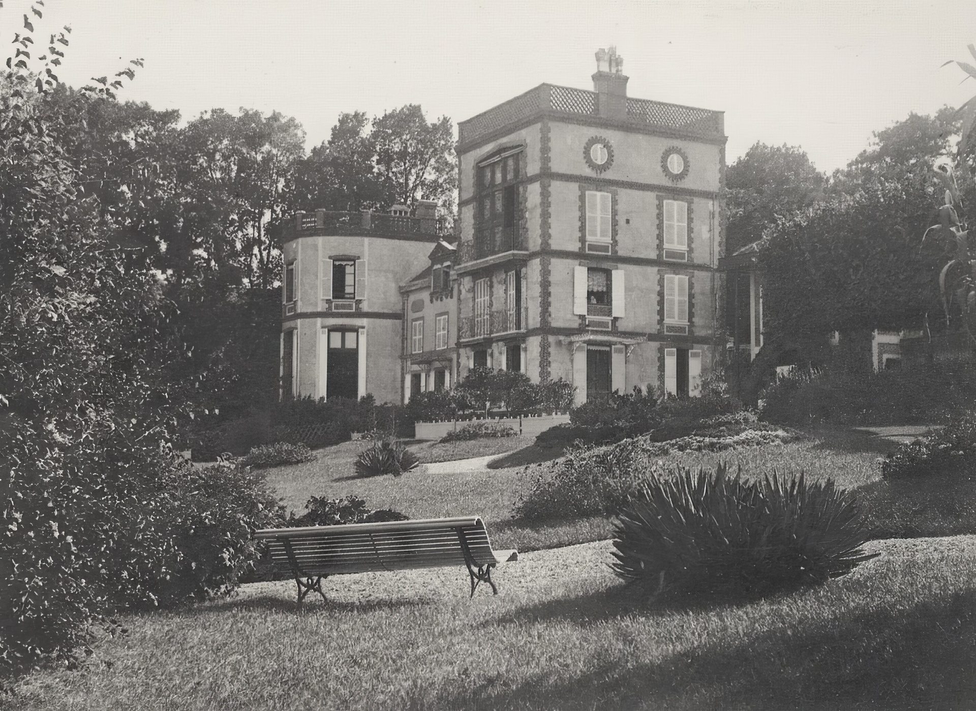 Дом Эмиля Золя  в пригороде Парижа Медане, где летом 1880 года  собрались пятеро литераторов — Поль Алексис, Анри Сеар, Леон Энник, Гюисманс и Ги де Мопассан. 