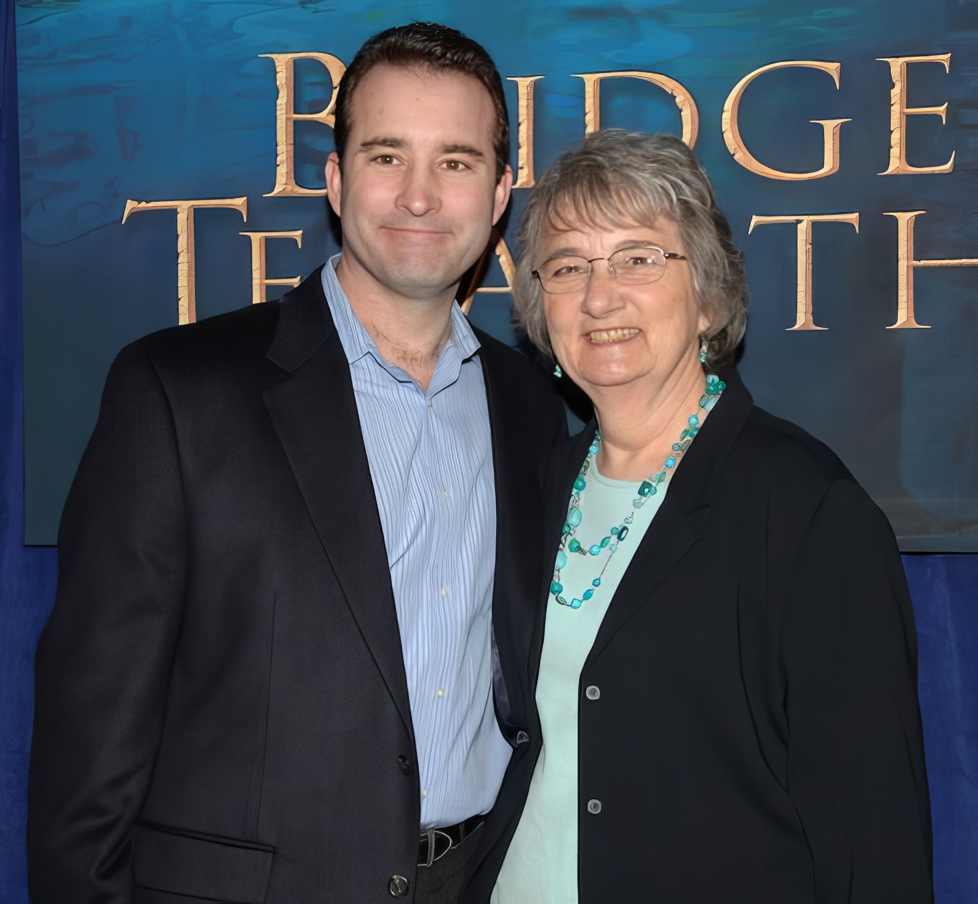 Кэтрин Патерсон  с сыном Дэвидом Патерсоном. По сценарию Дэвида Патерсона снят художественный фильм "Мост в Терабитию". Книга "Мост в Терабитию" основана на реальных событиях из детства Дэвида Патерсона.