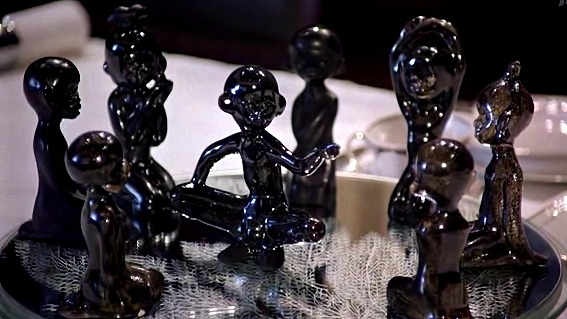 Кадр из советского детективного триллера Станислава Говорухина "Десять негритят", 1987. "Десять негритят решили пообедать...". 