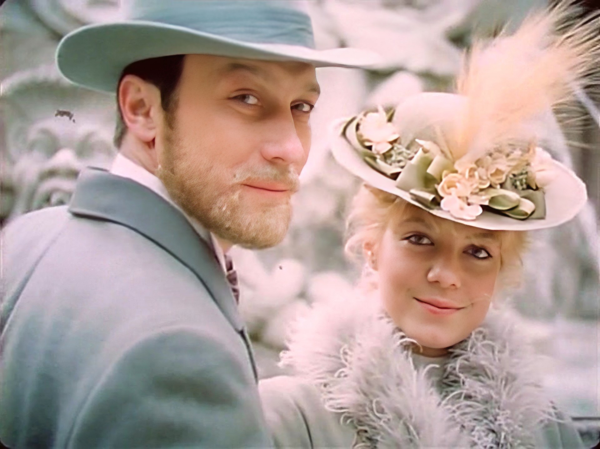 Кадр из советского художественного фильма "Крейцерова соната" 1987 года. В роли  Позднышева - Олег Янковский, в роли Лизы, жены Позднышева - Ирина Селезнёва.