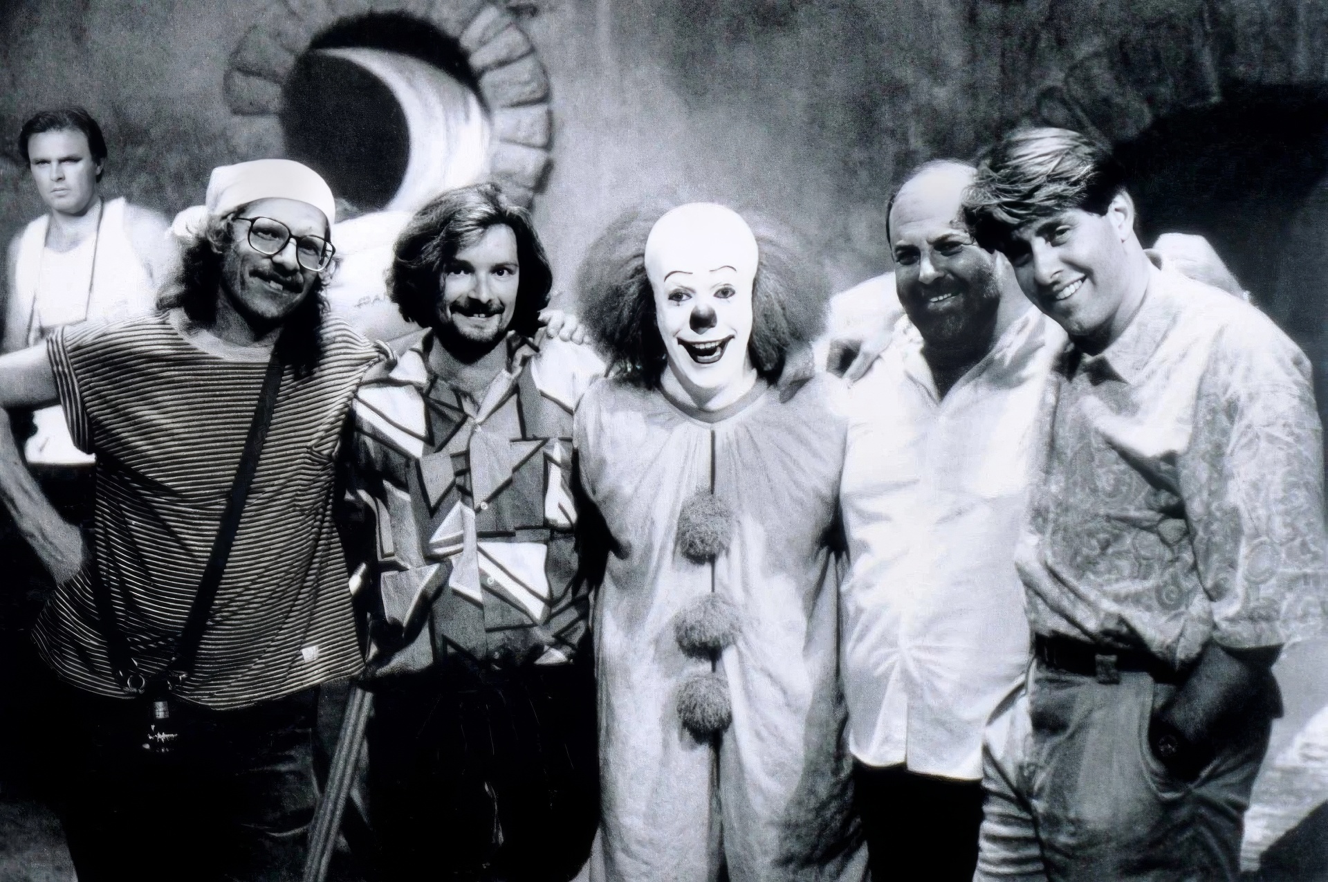 На съёмках двухсерийного мини-сериала «Оно» (1990) по роману Стивена Кинга, в котором Тим Карри исполнил роль Пеннивайза.