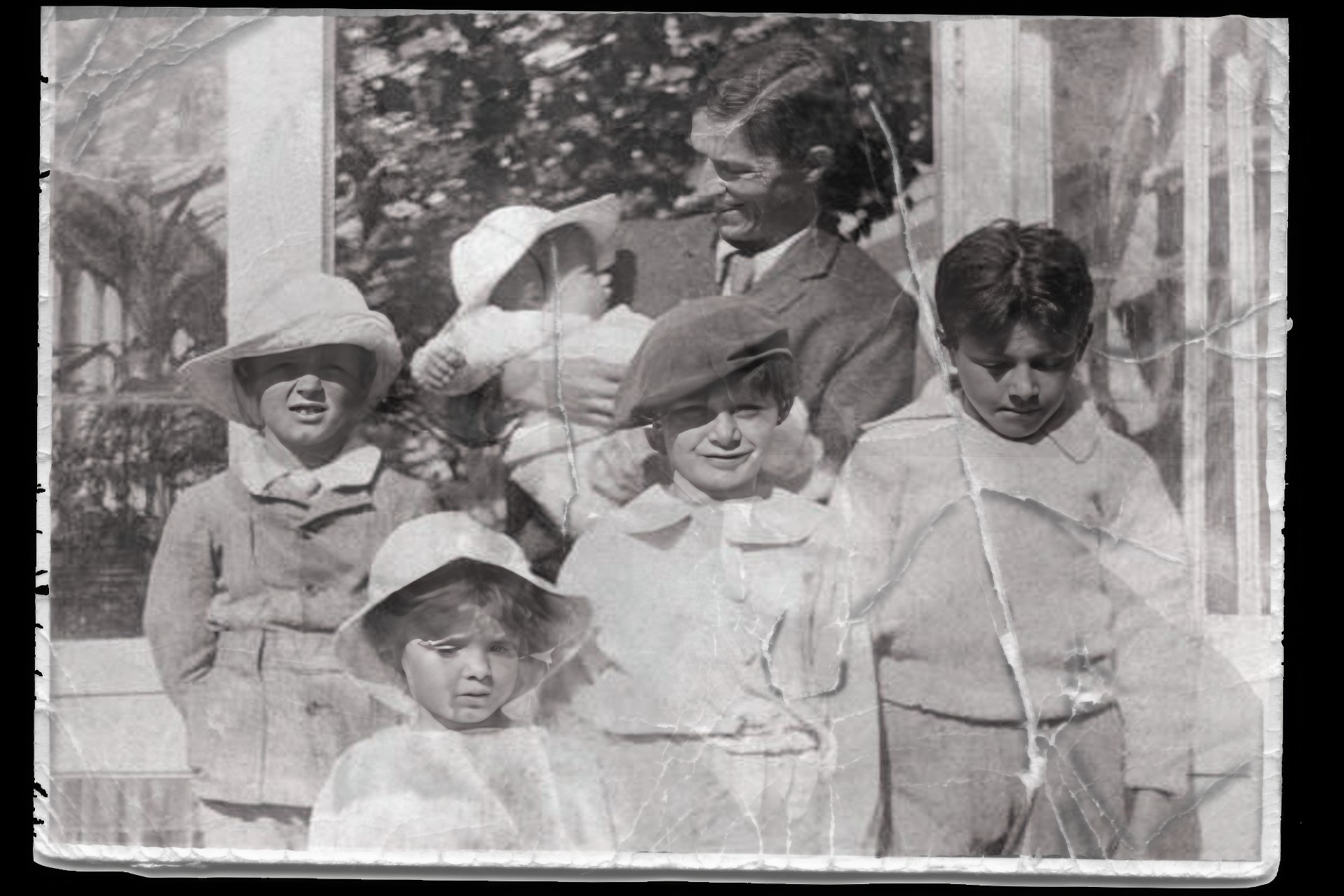 Шотландский писатель Джеймс Мэтью Барри и мальчики Дэвис — пять сыновей Артура и Сильвии Ллуэлин Дэвис. Мальчики послужили прототипами Питера Пэна и других детей в историях про Нетландию. Некоторые из главных героев книг Барри были названы в честь мальчиков.