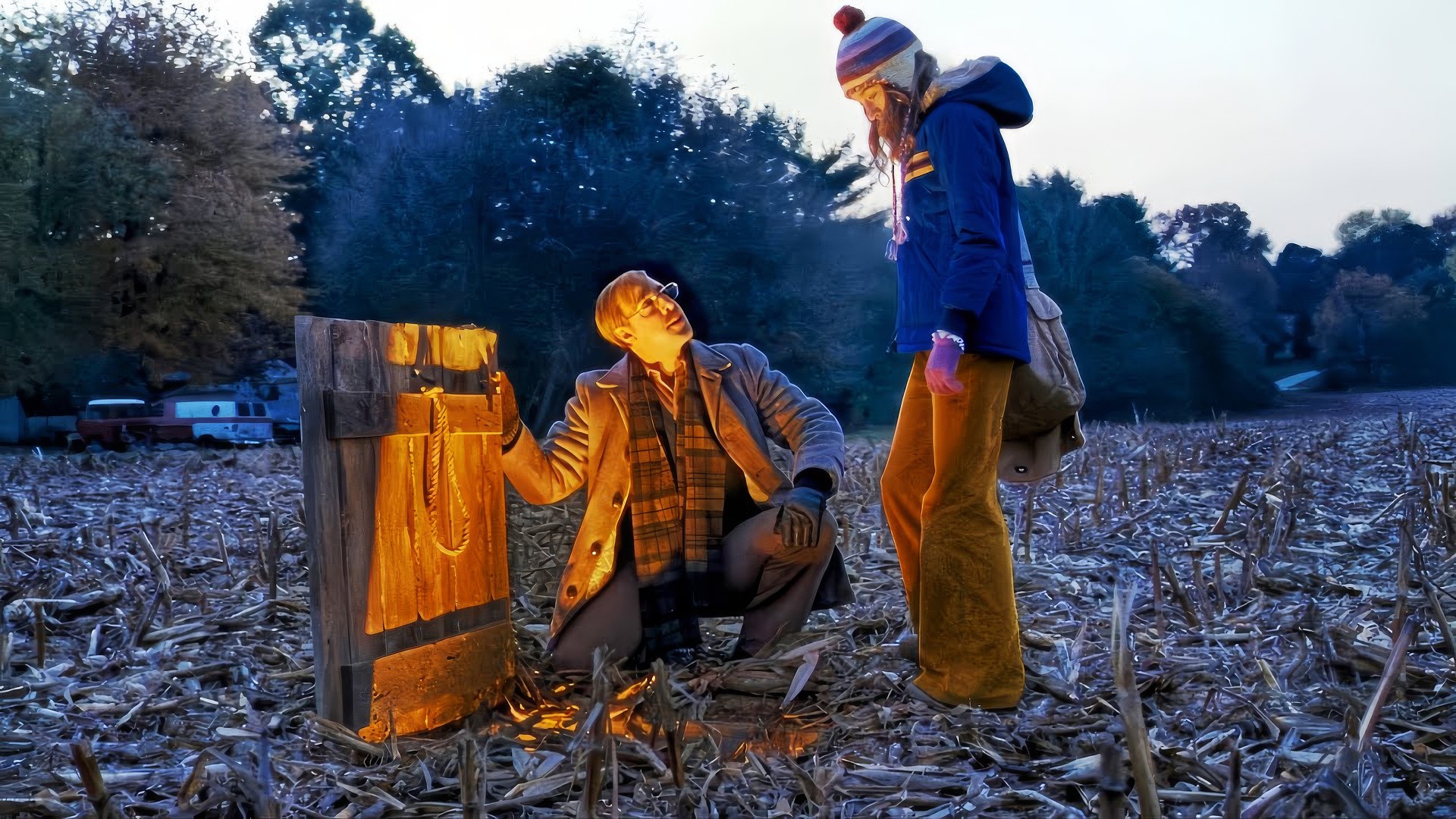 Кадр из фильма "Милые кости" (2009). Мистер Харви (Стэнли Туччи) приглашает Люси Сэлмон (Сирша Ронан) посмотреть его подземное убежище.