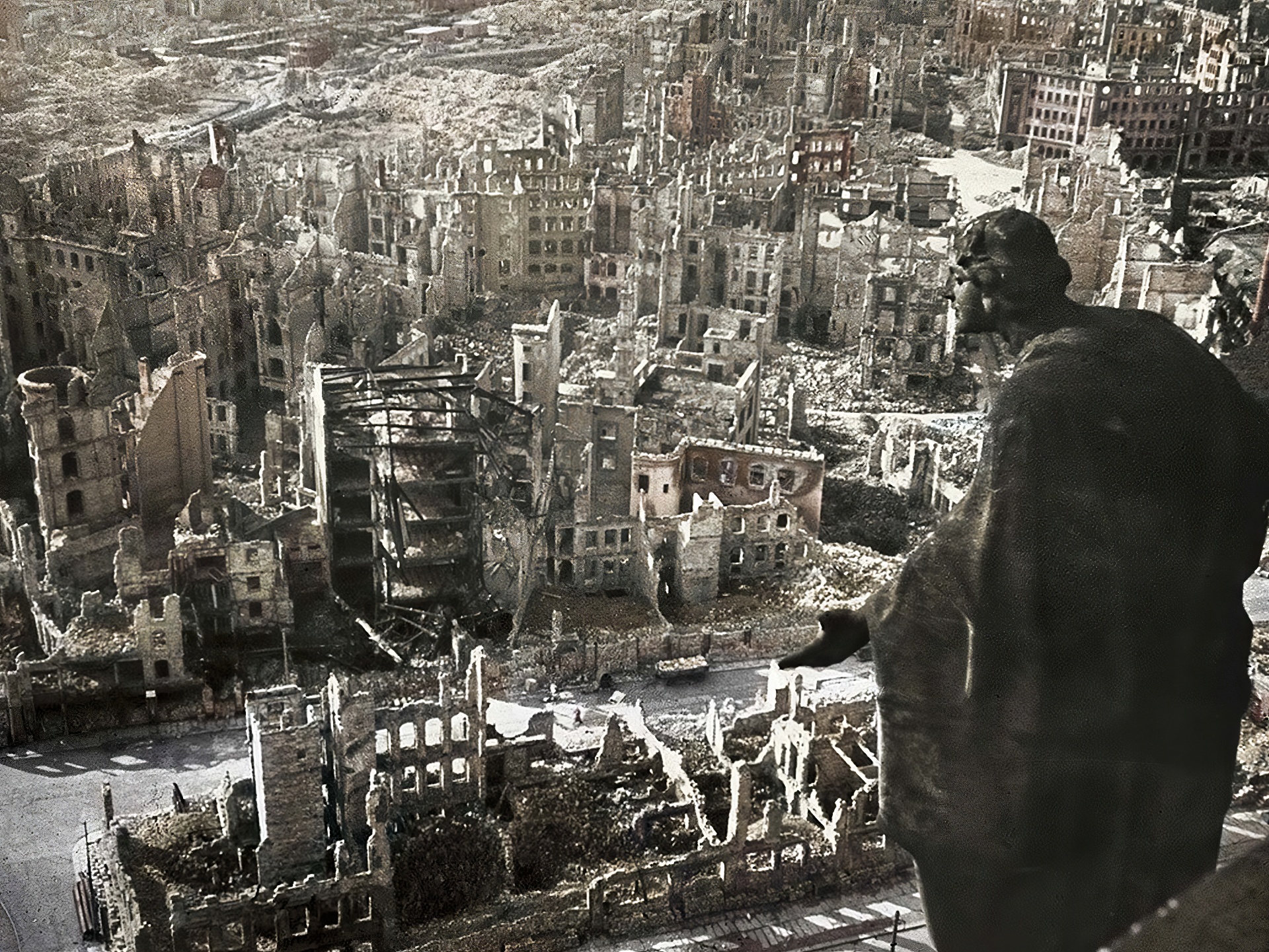 Вид с городской ратуши Дрездена на руины города после англо-американских бомбардировок в феврале 1945 года. Справа, скульптура Августа Шрайтмюллера (August Schreitmueller) — «Добро».  Автор: Вальтер Хан (Walter Hahn). Фото 1945 года.