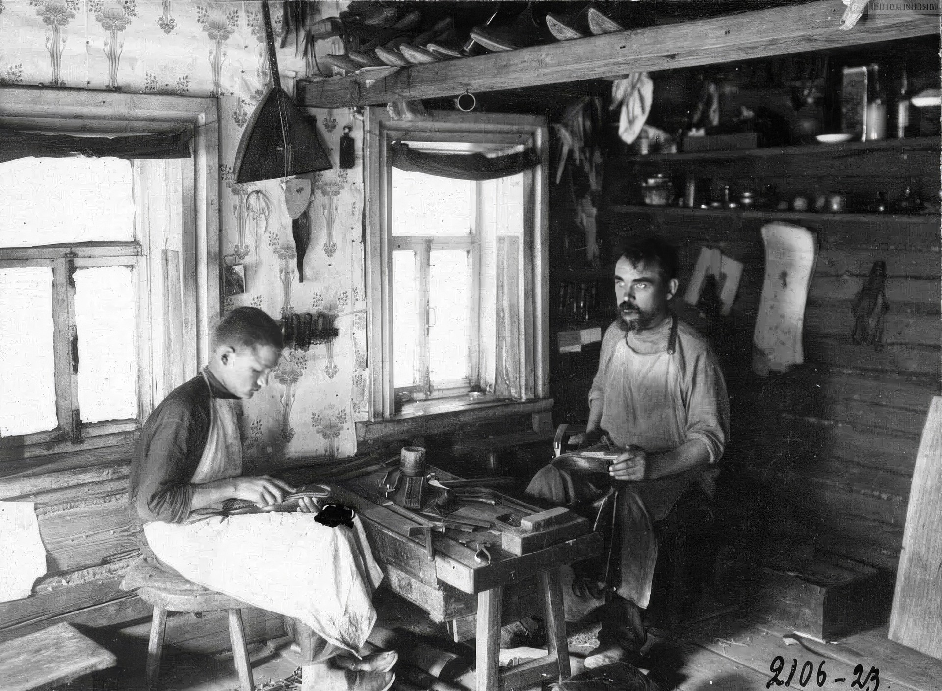  Сапожная мастерская. Рязанская губерния, Касимовский уезд, во 2 пол. XIX - н.XX вв. Фот. А. П. Курочкин. МАЭ РАН. 