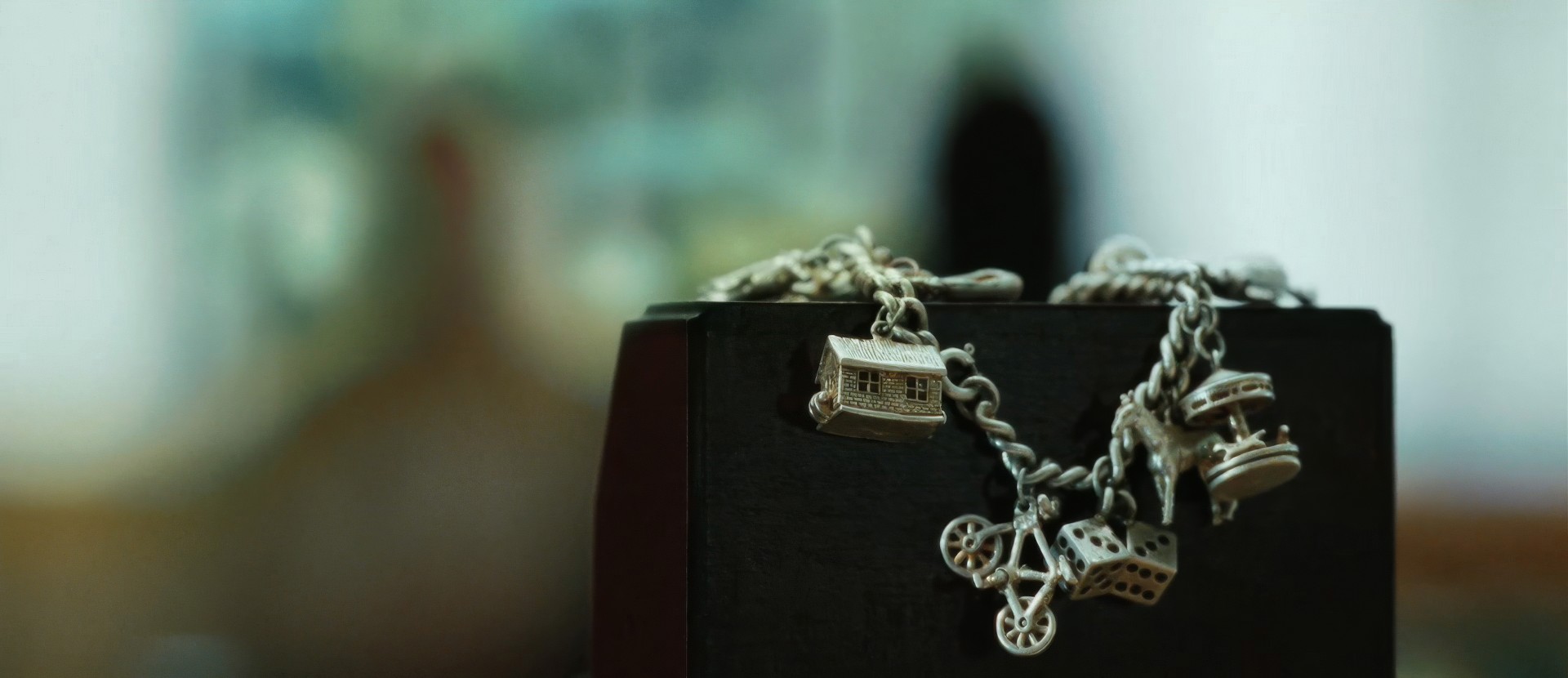 Браслет Сюзи Сэлмон.