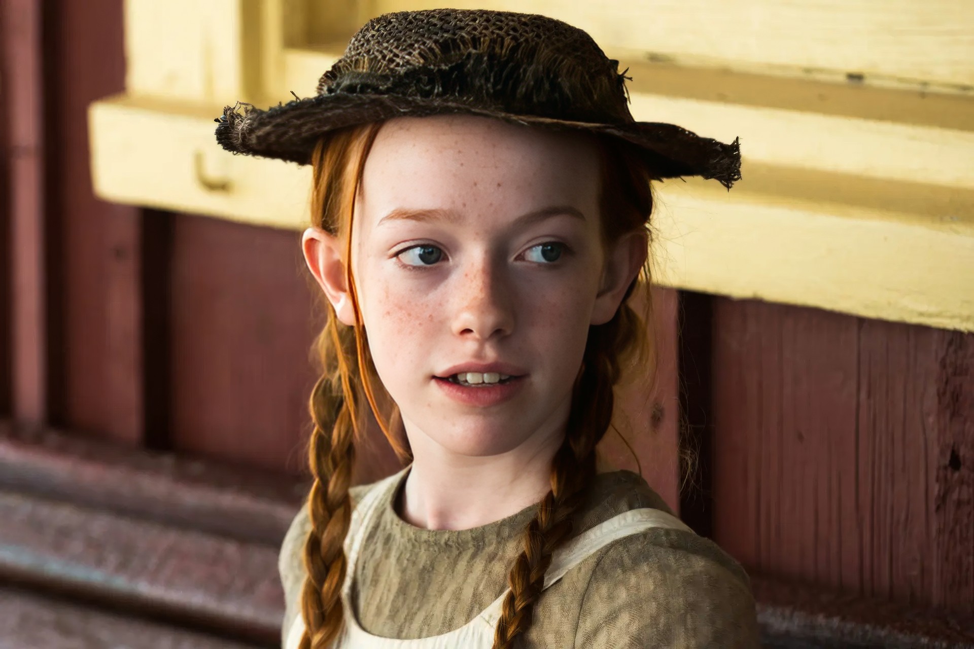 Кадр из драматического сериала CBC/Netflix «Энн из Зелёных крыш» (2017–2019). В роли Энн Ширли - ирландско-канадская актриса Эмибет Макналти (родилась 7 ноября 2001 года).