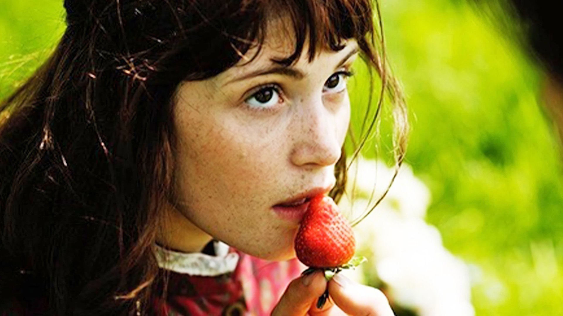 Кадр из драматического мини-сериала «Тэсс из рода Д’Эрбервиллей» (2008) производства Великобритании, BBC. В роли Тэсс - Джемма Артертон.