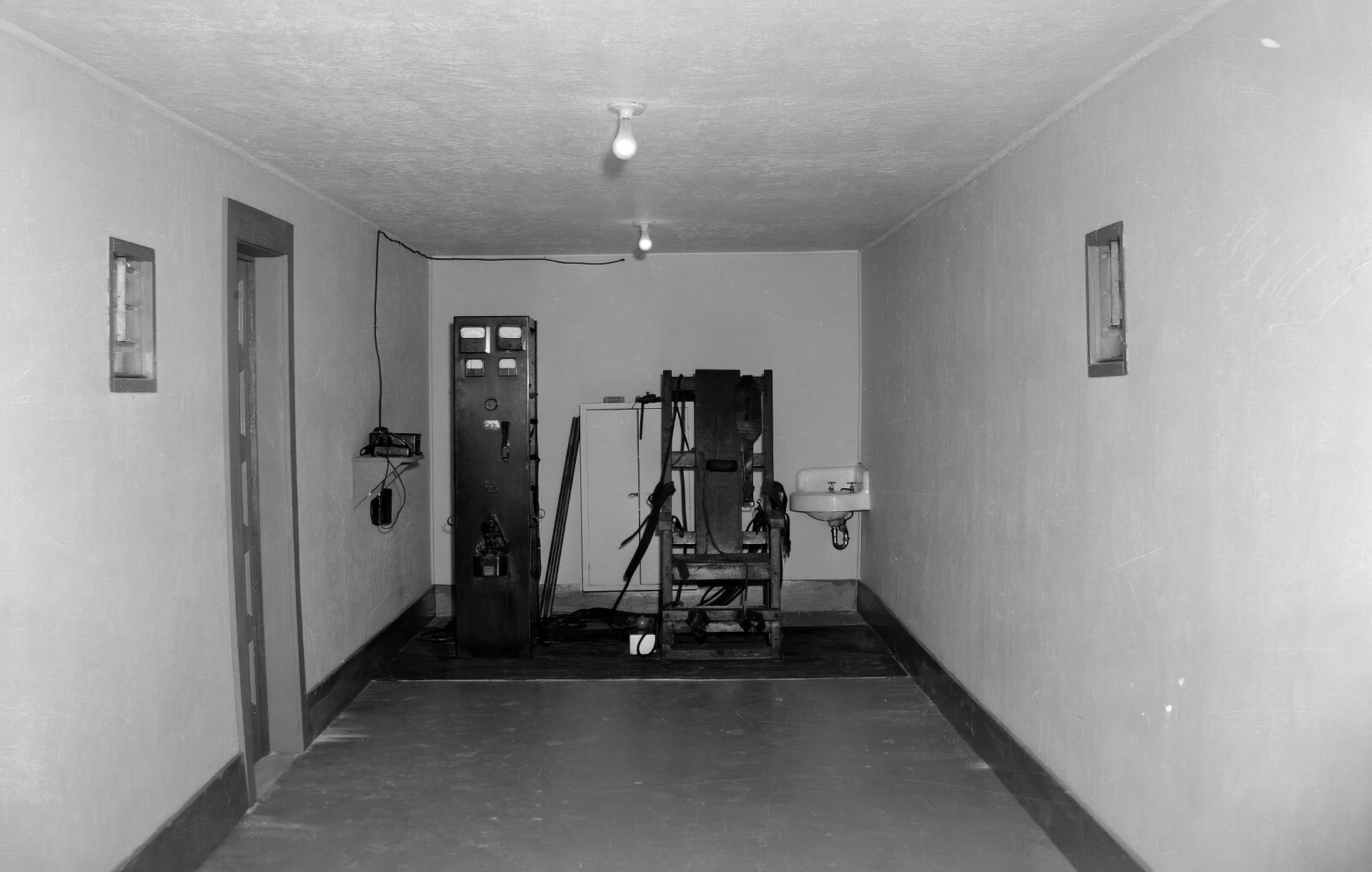 Стационарный электрический стул в тюремном блоке "Красная шляпа" штата Луизиана, 1956 год.