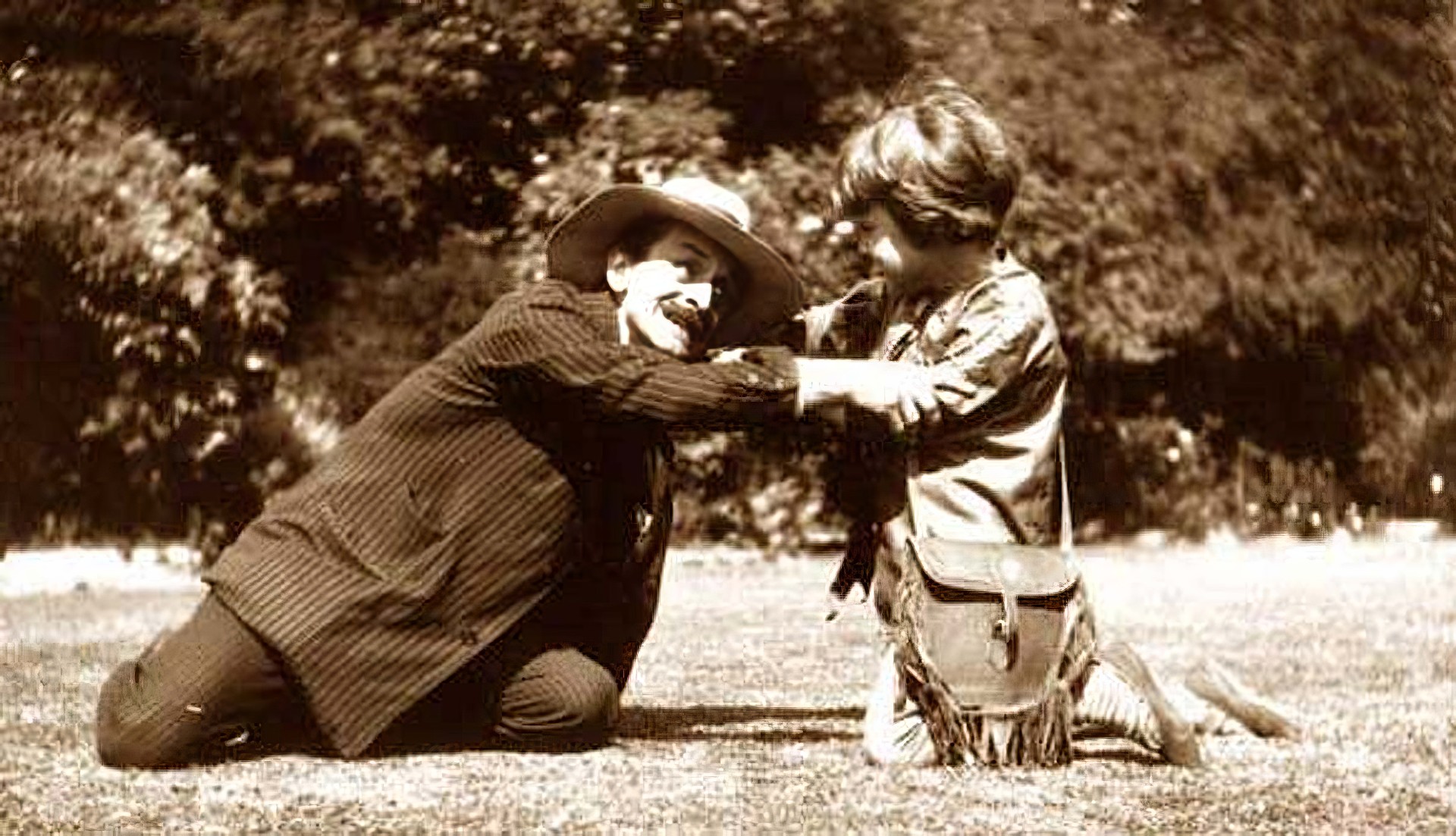 Майкл, одетый как Питер Пэн, с Джеймсом Барри, изображающим Капитана Крюка. Август 1906 года. JMBarrie.co.uk.