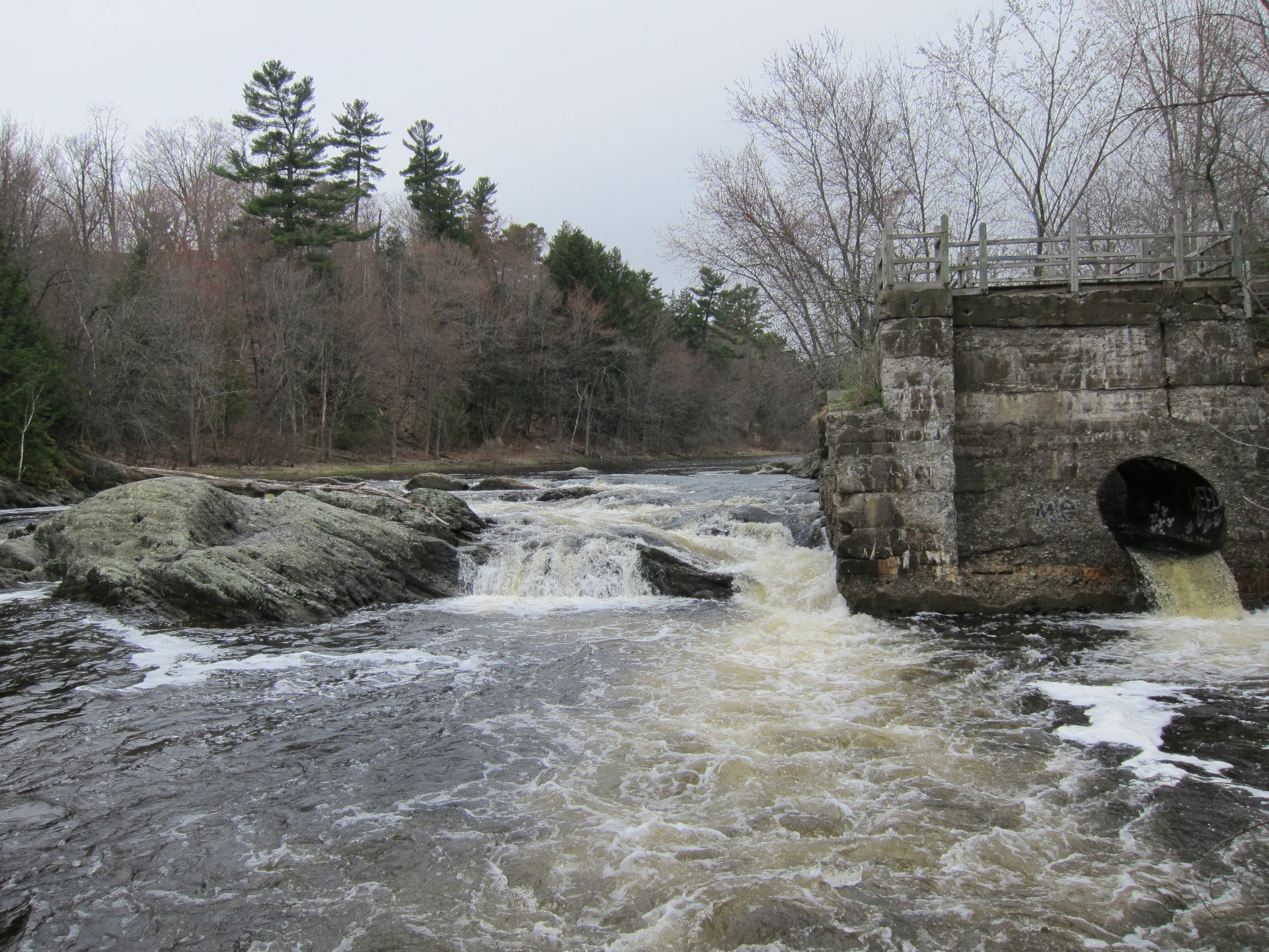 Река Кендаскиг в Бангоре. В романе "Оно" Кендаскиг — это место, куда юные герои романа Стивена Кинга «Оно» сбежали от хаоса Дерри — и Пеннивайза.