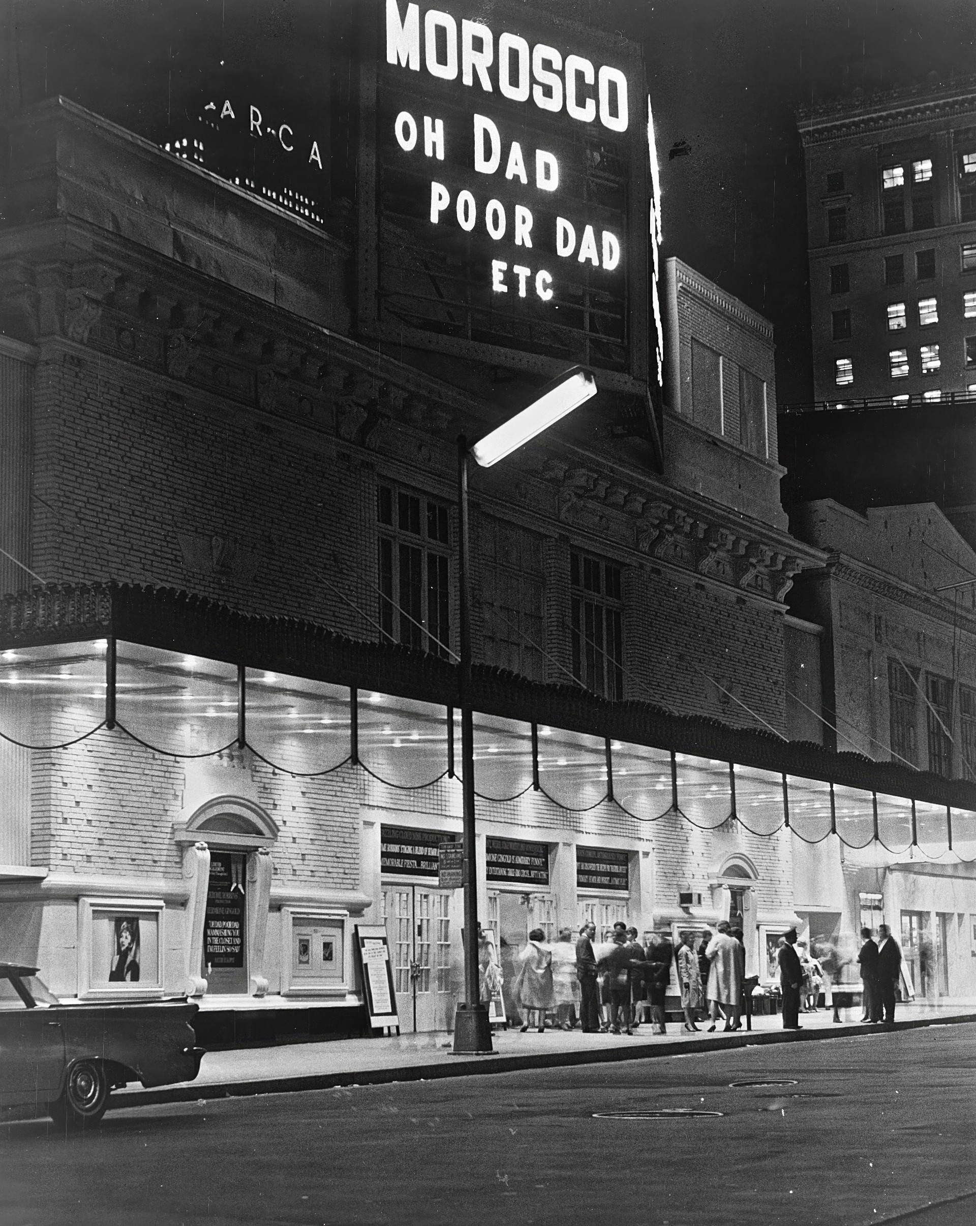 Бродвейский театр «Мороско» (Нью-Йорк). Фото сделано в 1963 году, когда в "Мороско" шла комедия Артура Копита «О, папа, бедный папа, мама повесила тебя в шкафу, и мне так грустно».