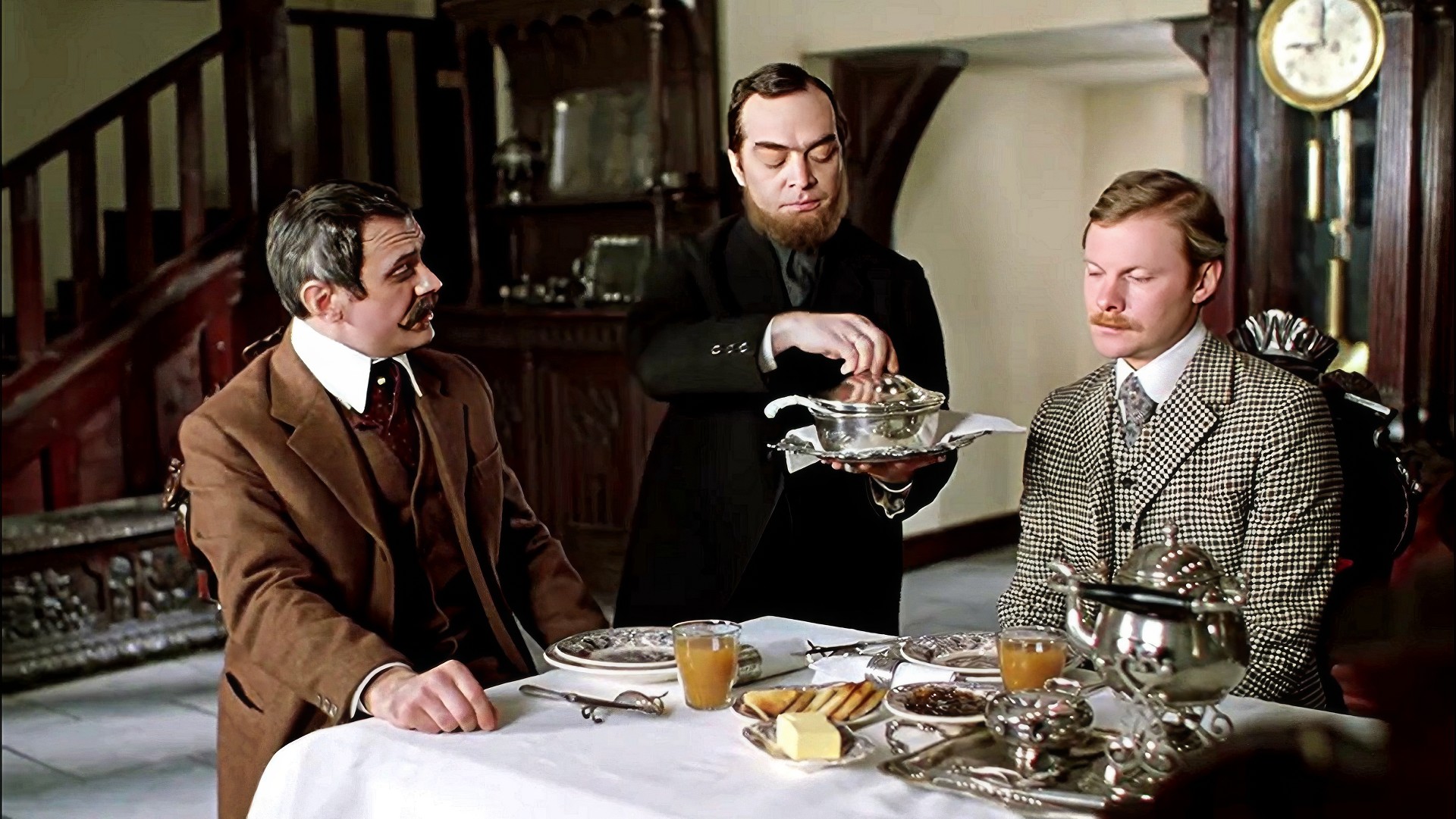  «Ваша овсянка, сэр!».
Кадр из фильма "Приключения Шерлока Холмса и доктора Ватсона: Собака Баскервилей (ТВ, 1981) режиссёра Игоря Масленникова. В роли доктора Ватсона - Виталий Соломин, в роли сэра Генри Баскервиля - Никита Михалков, в роли дворецкого Бэрримора - Александр Адабашьян. 