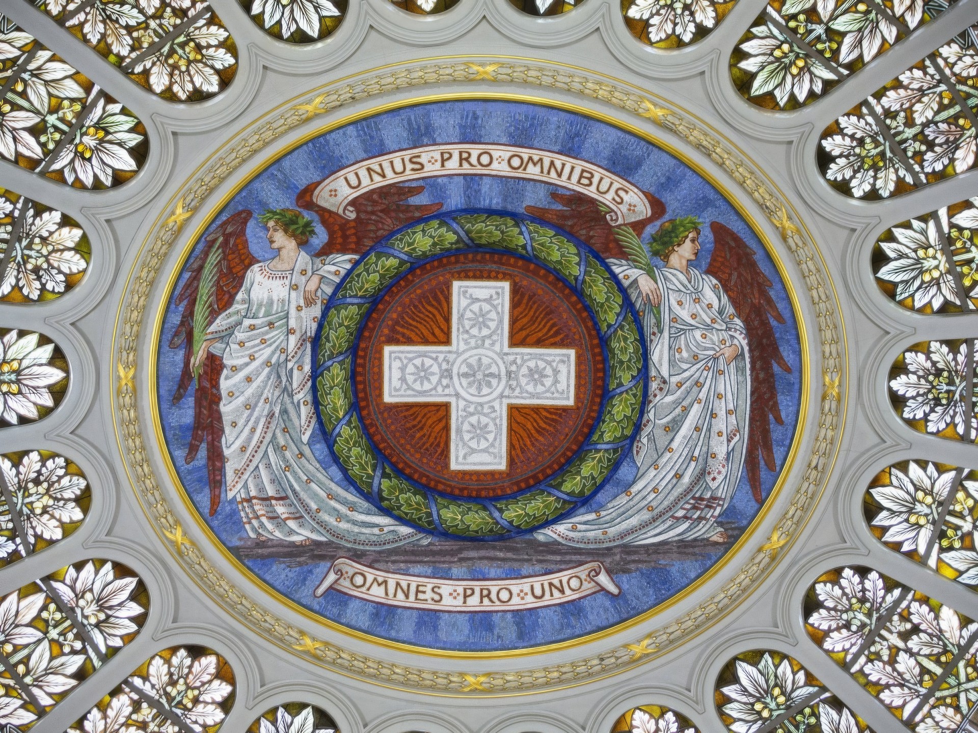 Девиз на латыни Unus pro omnibus, omnes pro uno, по-русски означающий «Один за всех, все за одного», на куполе Федерального дворца в центре Бёрна, Швейцария.