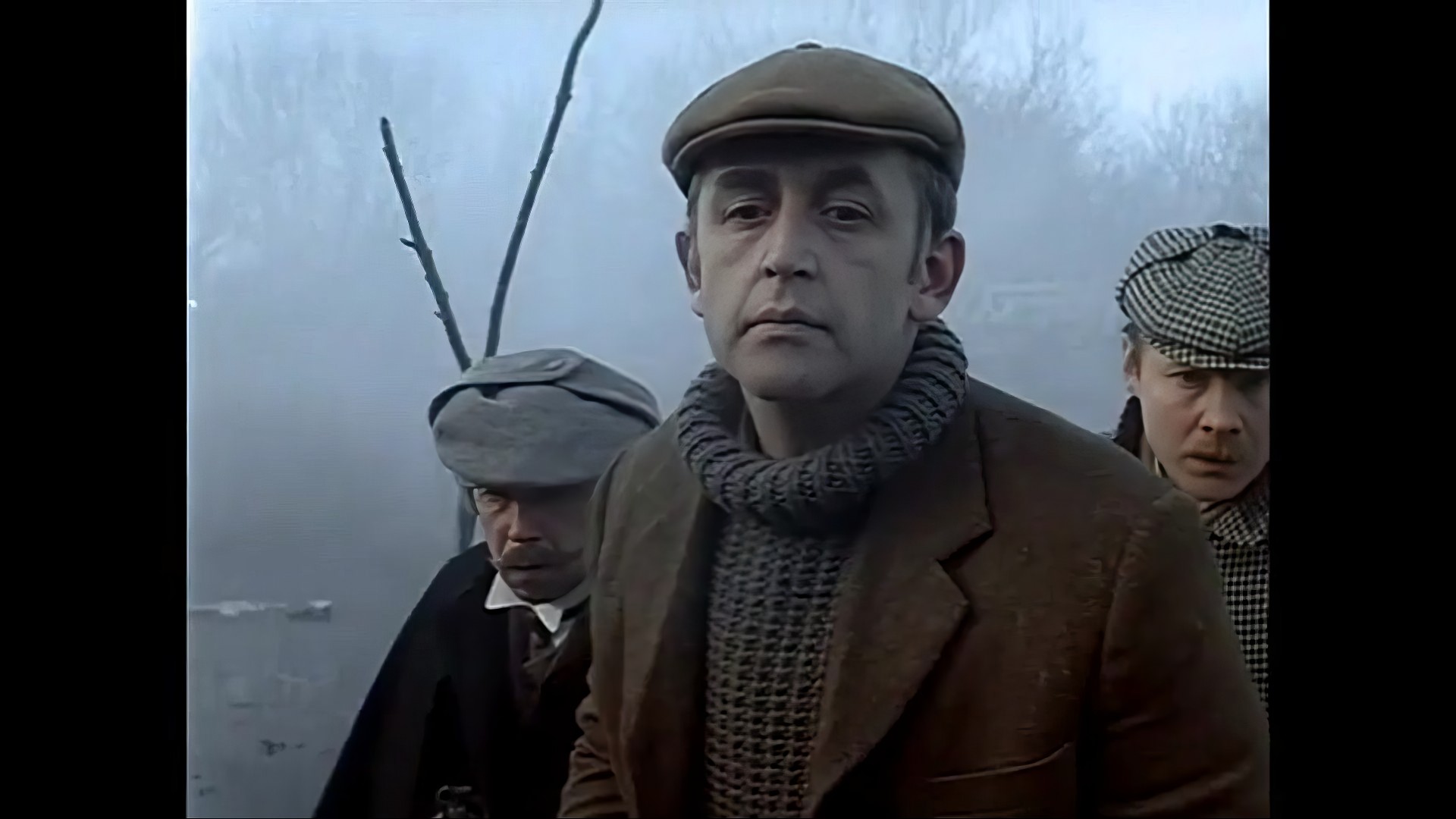 Кадр из фильма "Приключения Шерлока Холмса и доктора Ватсона: Собака Баскервилей (ТВ, 1981) режиссёра Игоря Масленникова. В роли Шерлока Холмса - Василий Ливанов, в роли доктора Ватсона - Виталий Соломин, в роли инспектора Лестрейда - Борислав  Брондуков.