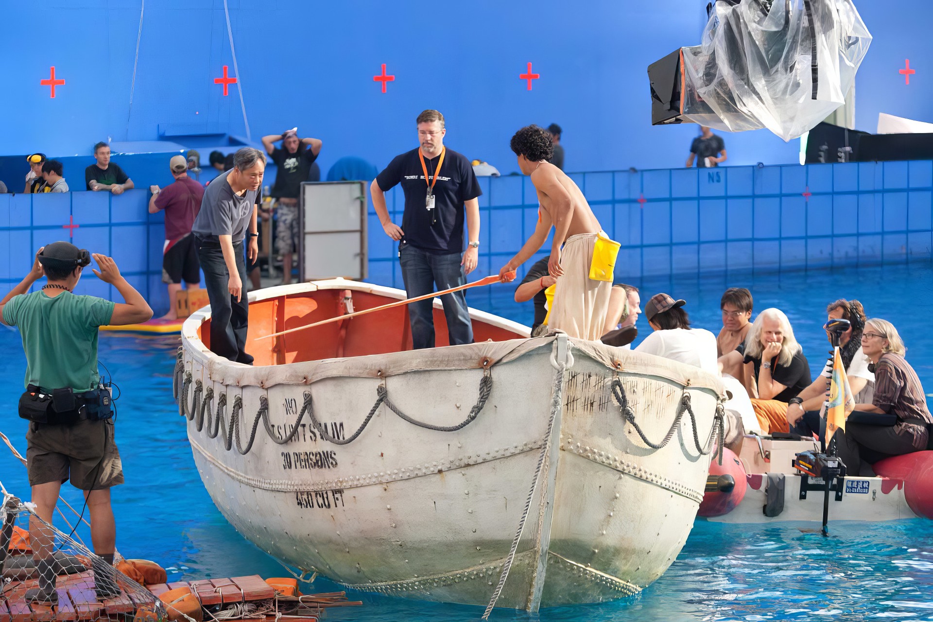 Кадр из приключенческого фильма Энга Ли «Жизнь Пи» (англ. Life of Pi), вышедшего в 2012 году. 