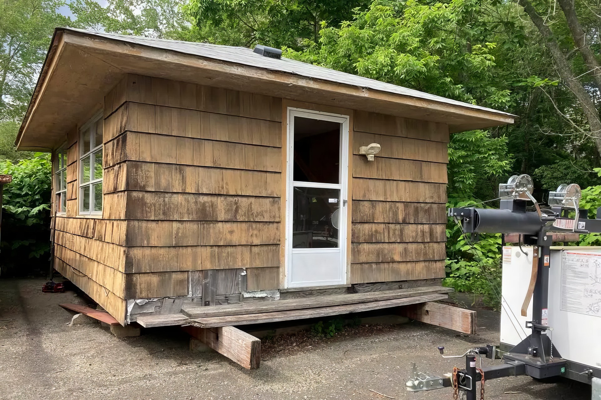 Бывшая студия американского драматурга Артура Миллера находится на хранении  за зданием мэрии Роксбери, штат Коннектикут. (AP Photo/Сьюзан Хей). Здесь была написана пьеса «Смерть коммивояжёра» (1949).