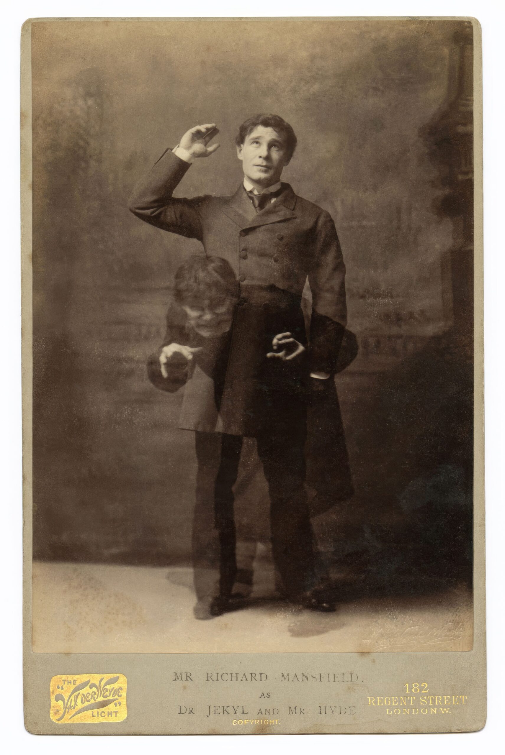 Актёр Ричард Мэнсфилд впервые сыграл двойную роль доктора Джекила и мистера Хайда в сценической адаптации новеллы Стивенсона 1888 года.