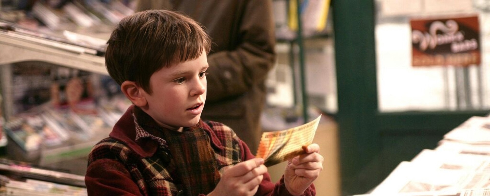 Чарли (Фредди Хаймор) нашёл золотой билет Вонки. Кадр из фильма Тима Бёртона «Чарли и шоколадная фабрика» (англ. Charlie and the Chocolate Factory) (2005 год). 