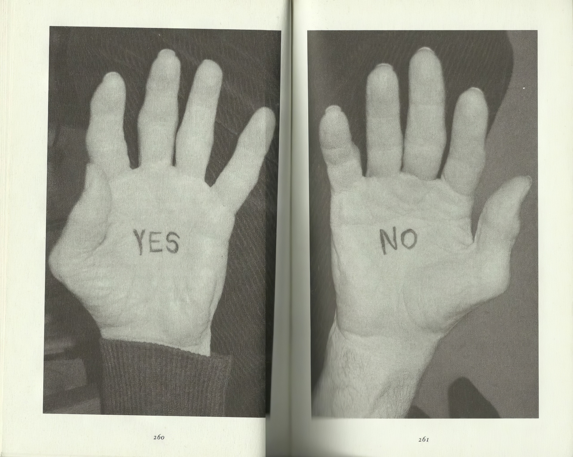 Рисунок 8: страницы 260–261, фотографии рук Томаса Старшего. Фотографии без указания авторства.