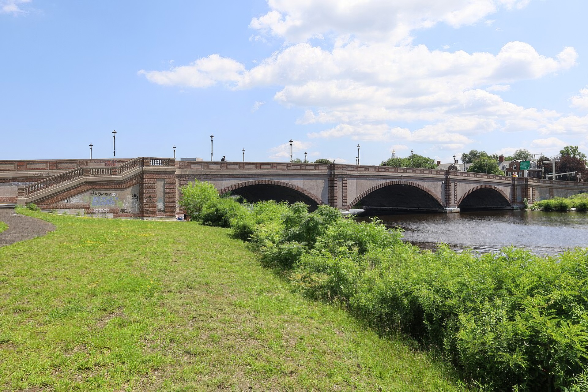 Мемориальный мост Андерсона через реку Чарльз. Соединяет  Кембридж, штат Массачусетс, и район Олстон в Бостоне, штат Массачусетс, фото 2023 года. Мемориальный мост Андерсона — место самоубийства Квентина Компсона в классическом романе Уильяма Фолкнера «Шум и ярость». 