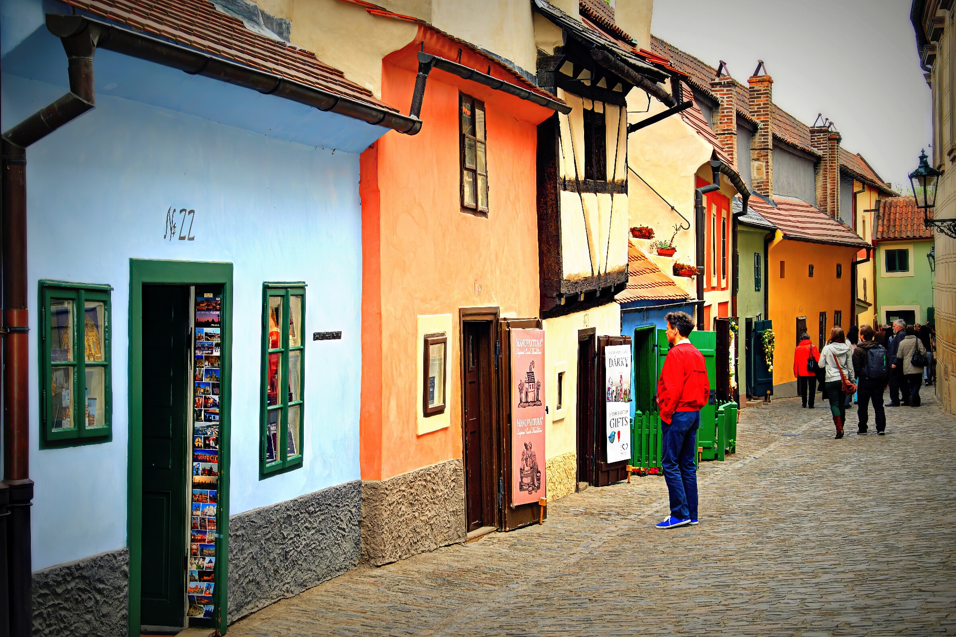 Золотая аллея в Праге, где Кафка жил и работал в доме своей сестры. В доме под номером 22 была создана часть лучших произведений Ф. Кафки. Фотография: Peter Zelei Images/Getty Images. 