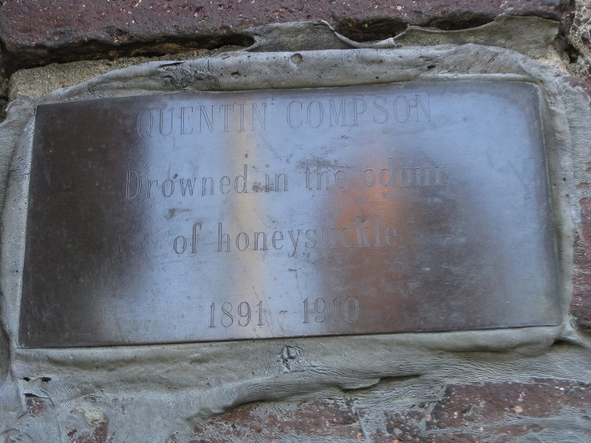Мемориальная доска в честь Квентина Компсона. Мемориальный мост Андерсона, Кембридж, Массачусетс. На доске написано:
- КВЕНТИН КОМПСОН
Утонул в аромате жимолости.
1891-1910".
